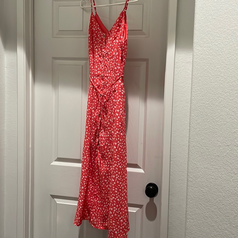 Summer dress. Never worn, good for someone with skinny waste.